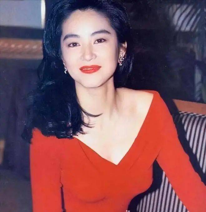 林青霞自然老去,近70岁都没有大妈感,虽然身材臃肿但穿着端庄!