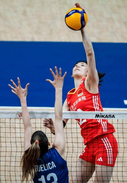 18-13继续领先,李盈莹后三踩线,龚翔宇后二打手出界,最终25-18锁定
