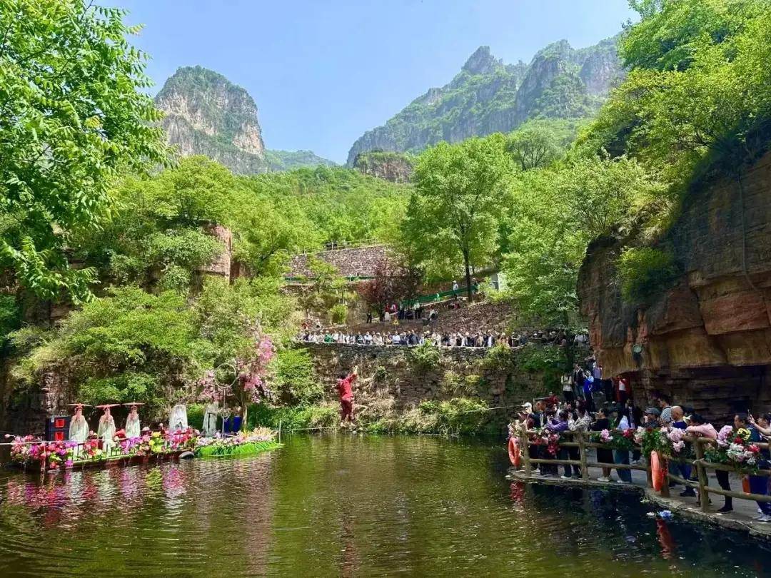 19中国旅游日暨辉县市第二届青年集体婚礼在八里沟隆重举行!