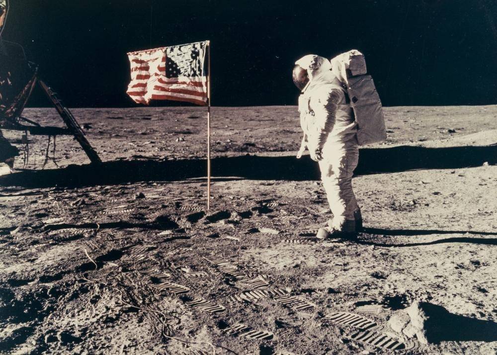 火箭推动的,而是nasa用吊机把登月艇吊起来的,阿波罗号压根没离开过