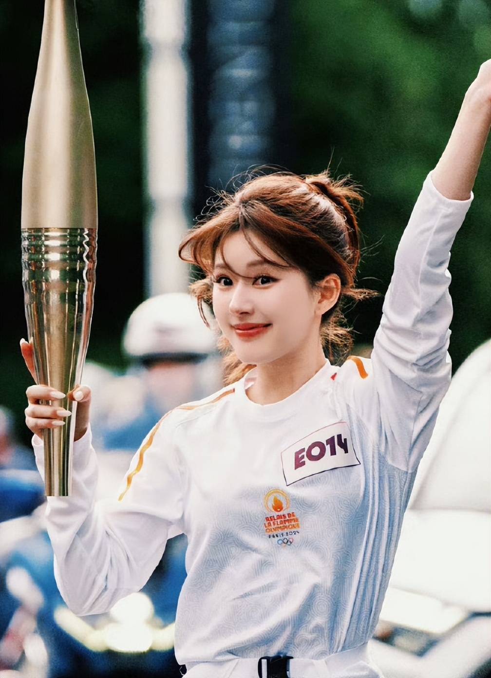 太甜了!25岁赵露思作为巴黎奥运火炬手,将中国的火焰带到了法国