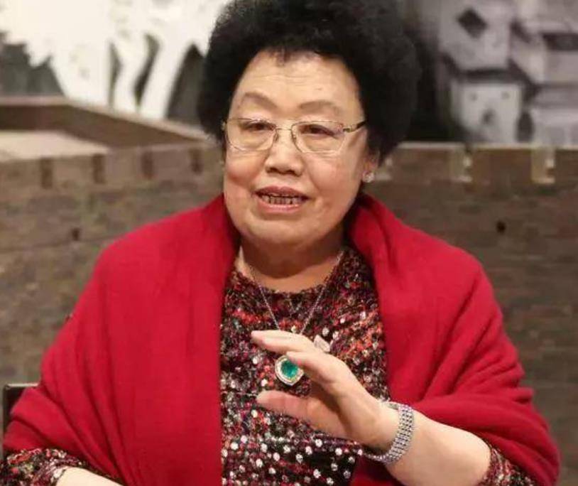 "打工妹"陈丽华:高中辍学白手起家,以505亿身价成中国女首富