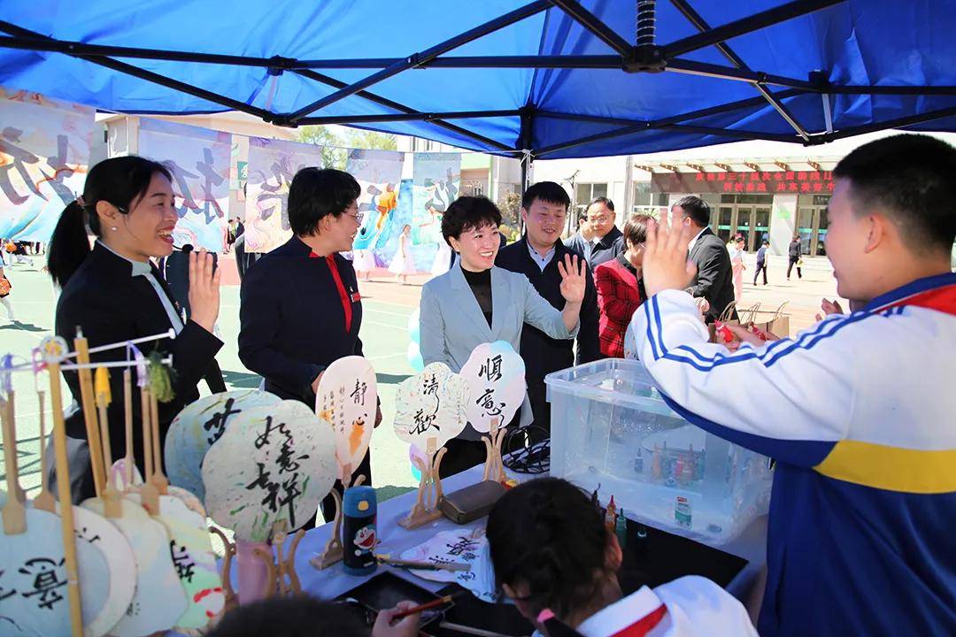 科学学院党委书记王志学,吉林市教育局局长吴雨静及领导班子全体成员