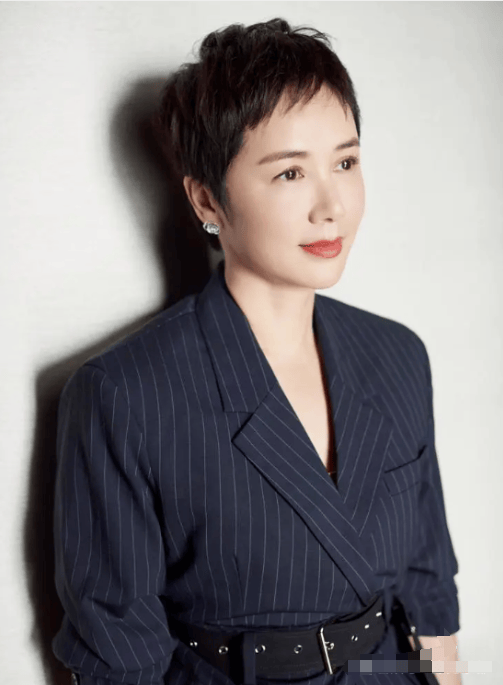 蒋雯丽与黄轩车内激情曝光:娱乐圈的"意外",57岁老戏骨又塌了
