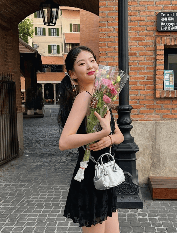 kimehwa的长相偏甜美,笑起来时那双弯弯的月牙眼睛