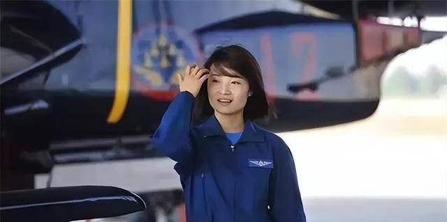中国首批歼击机女飞行员余旭,跳伞时因撞到僚机副翼,不幸牺牲