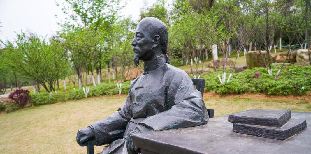 而且,就连太平天国里面的领袖都劝曾国藩坐上皇位,像石达开和李秀成