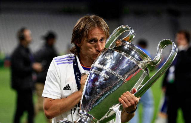 莫德里奇将留在皇马!降薪一年再战,冲击7项冠军