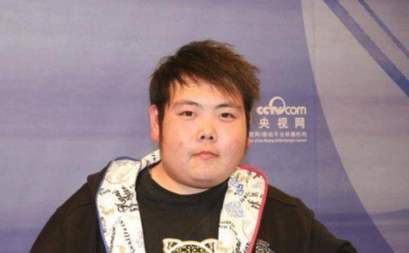 03年"网红小胖"因一张照片爆红,如今样貌大变,娶经纪人为妻_钱志君