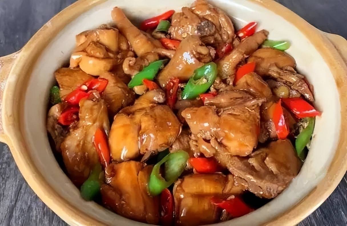 将小茴香与鸡肉一同放入锅中,加入适量的水和其他调料,大火烧开后转小