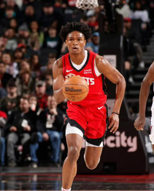 火箭队年轻新星崛起青春风暴席卷球场,斯通或考虑交易