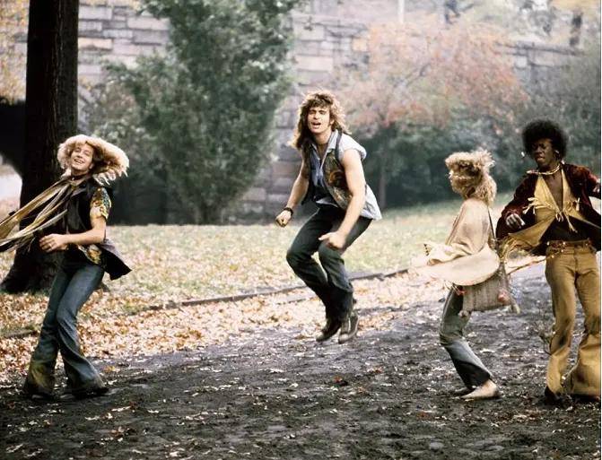 但也一如既往的并不以真正的反战为反战,而是以一种反战败为反战