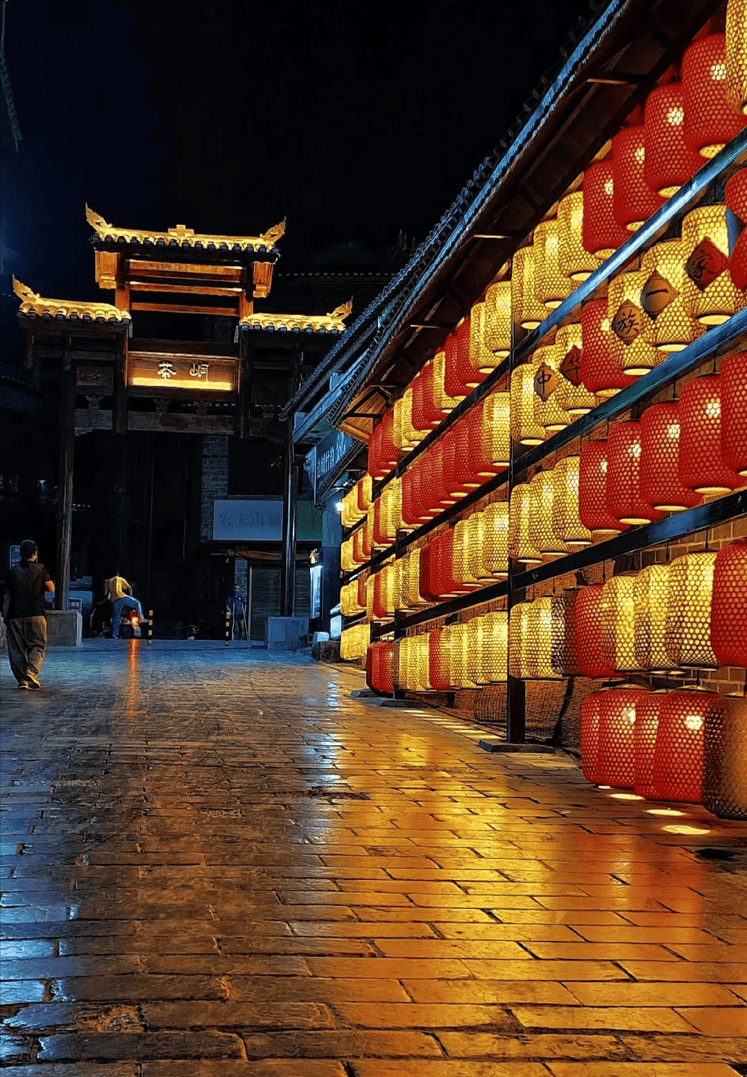 茶峒古镇是一个充满历史文化底蕴和独特魅力的地方,这里有古老的建筑