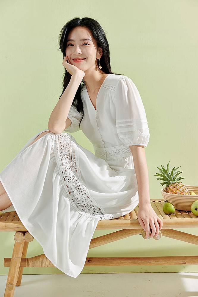 镂空蕾丝连衣裙,高级的设计感,让你的日常穿搭更加清新脱俗