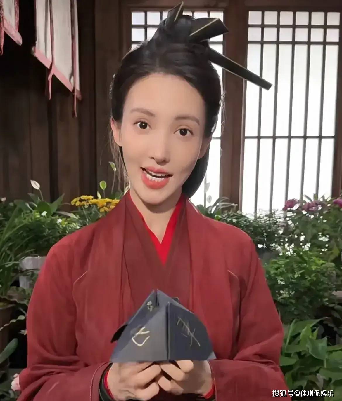 叶灵儿人设非常的吃香,一位性格直率,武艺高强的女子,一出场就是一个