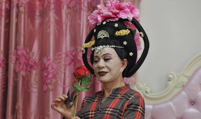 61岁大爷男扮女装30年身家百万,遭妻女断绝关系晚年孤苦伶仃