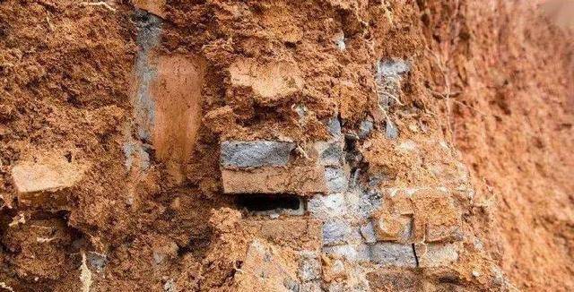 湖南"蚂蚁山",曾发现一座奇怪大墓,一块"金锭"就价值430万