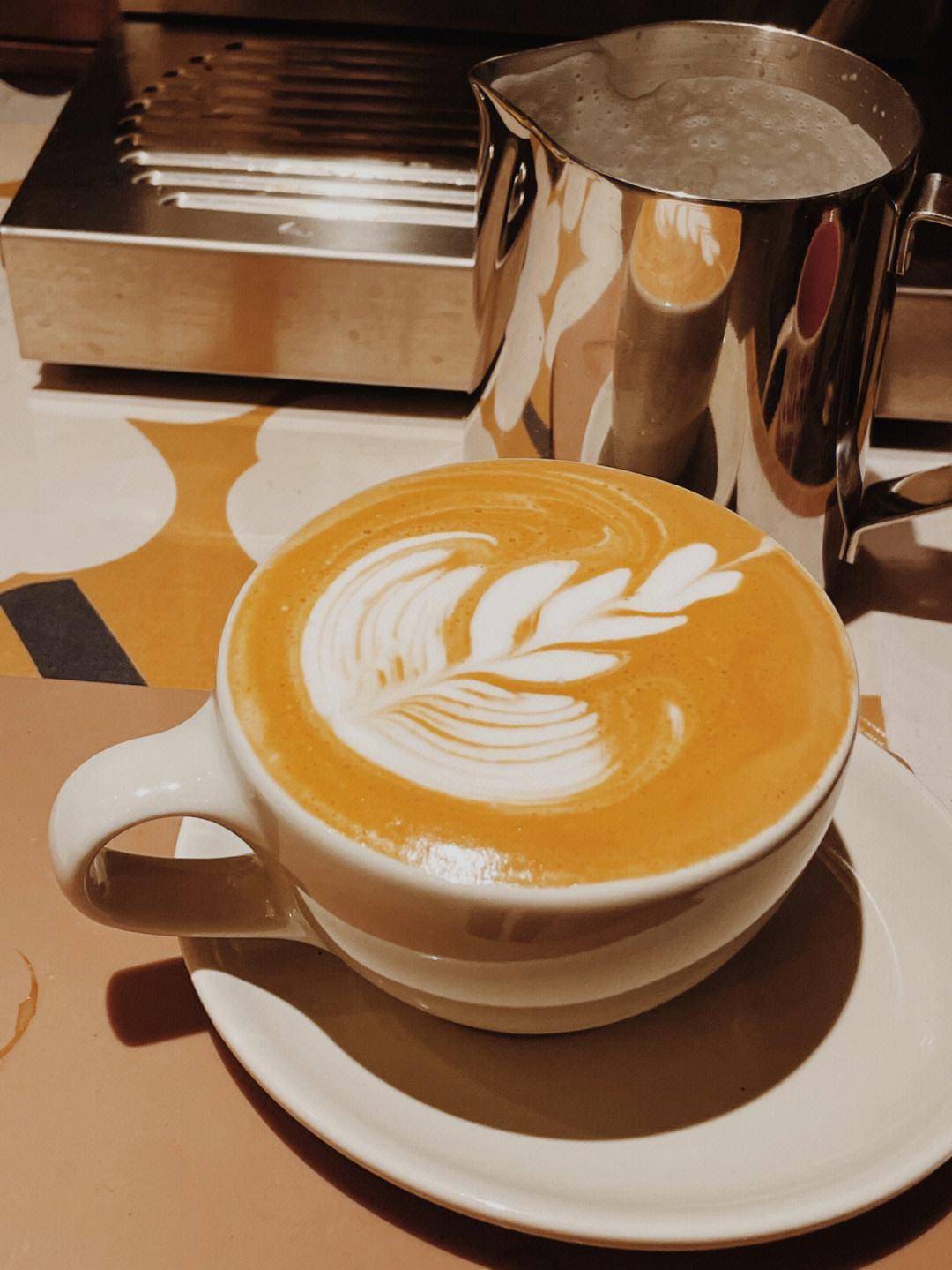 拿铁咖啡是一种以意大利浓缩咖啡为基础,加入大量牛奶制成的饮品.