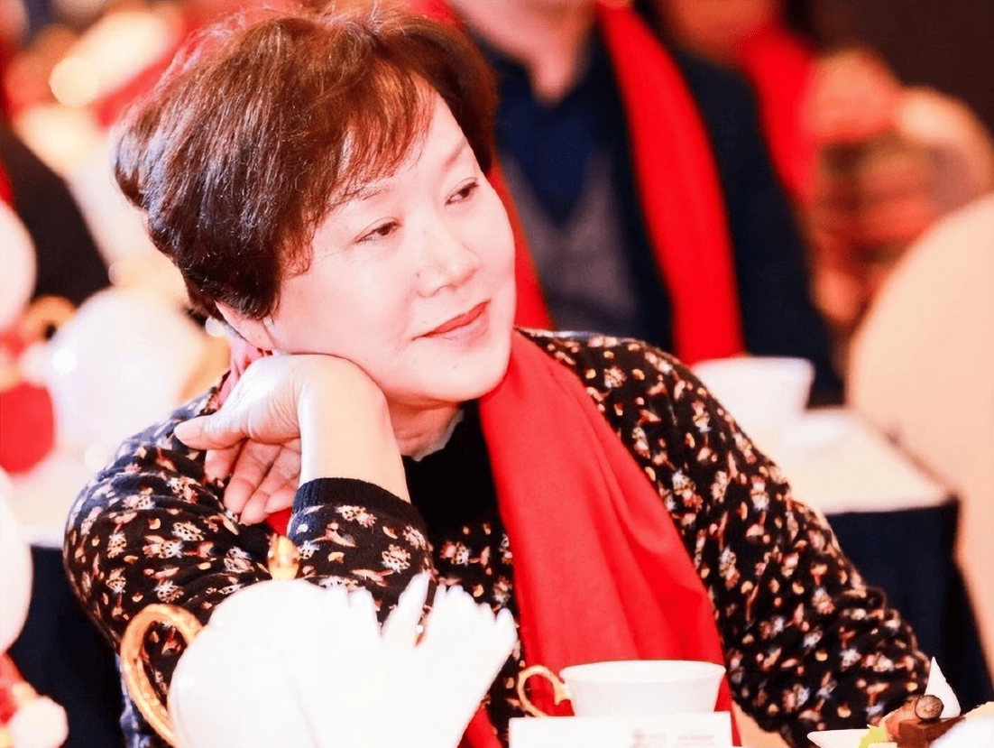 著名演员吴竞:25岁出道,低调嫁导演恩爱45年,如今74岁优雅如初