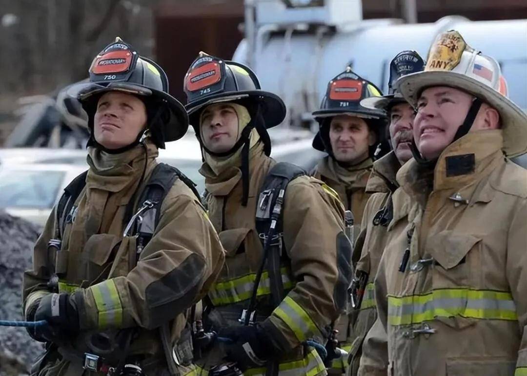 美国1岁半女童掉入6.7米深井,获救多年后,救她的消防员自杀了