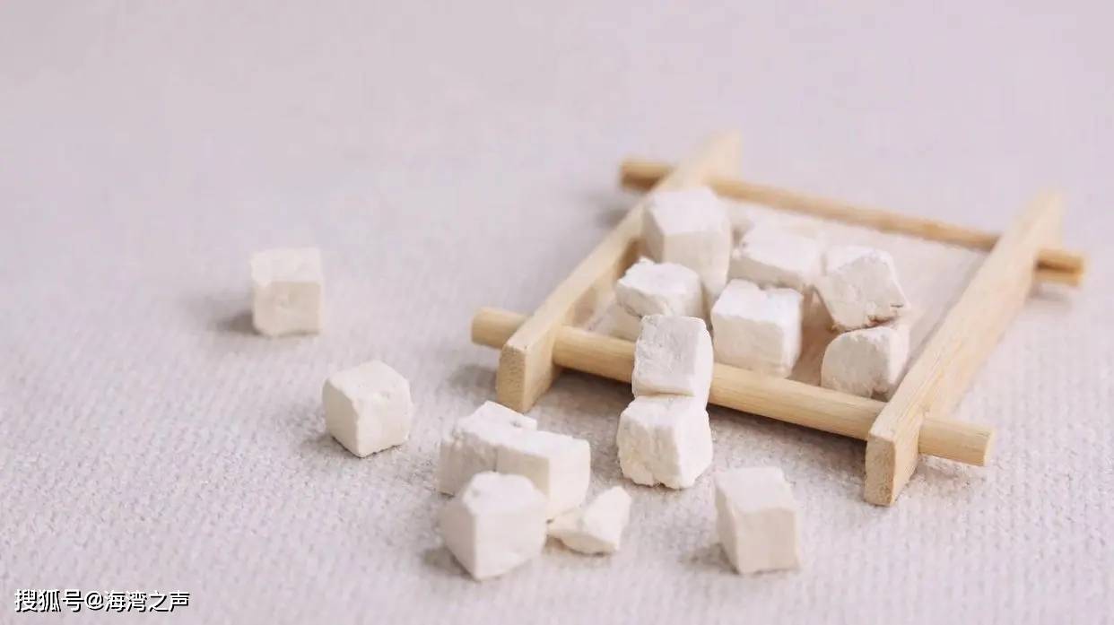 经常用"茯苓"泡水喝,身体会收获4个好处,可惜很多人不清楚