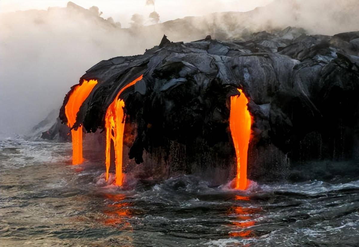 最大的海底火山图片