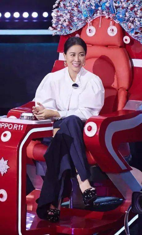 那英56岁依旧拼命!提抹胸裙冒雨走红毯,副乳尴尬"露馅"引热议