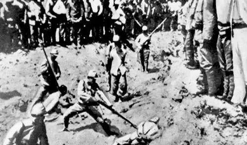 二战中,鬼子在山东一个小山村里建立据点,对百姓使用了数种酷刑