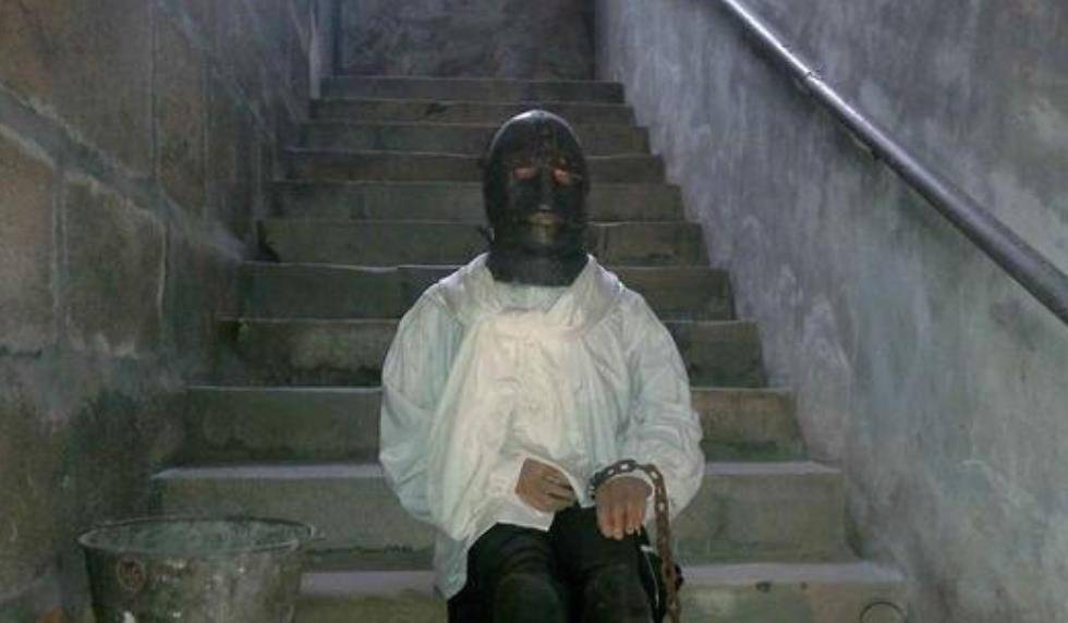 法国铁面人犯:一生都没摘下面具,死后消除痕迹,身份无人知晓