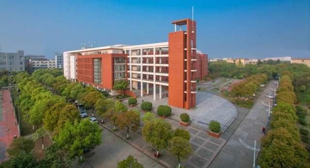 回忆起大学四年点点滴滴的成就,除了自己的努力,也离不开学院专业