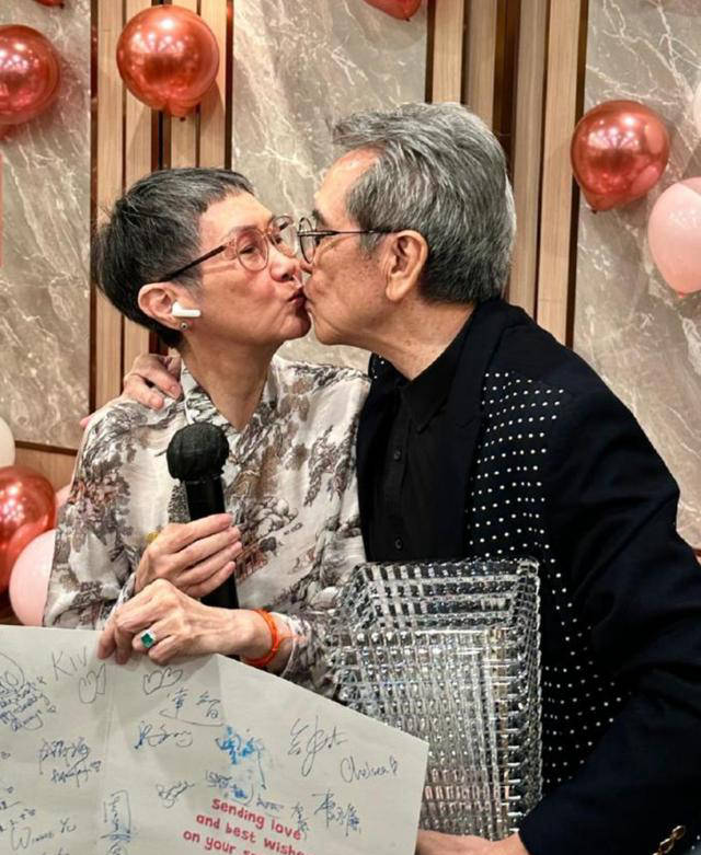 姜大卫夫妇恩爱庆祝50周年,众亲友共同见证幸福时刻