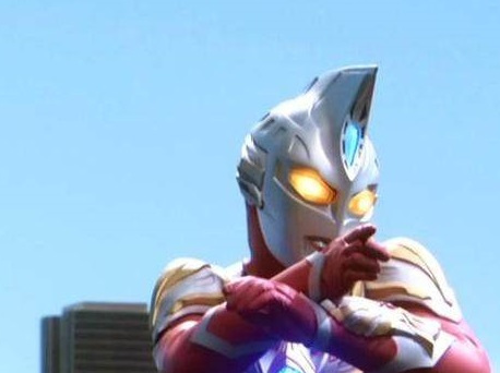 卖个萌,摸摸头上的角的,没想到小怪兽实在看不下去欧布奥特曼卖的萌了