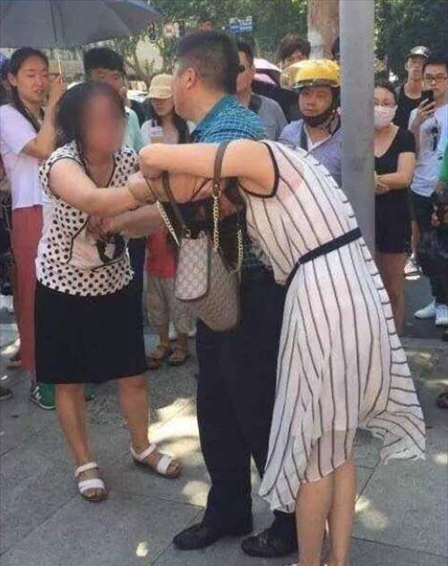 女子带姐妹当街暴揍小三,脱掉其衣服并泼辣椒油,该如何评价?