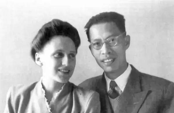 裘法祖与夫人当时的法律不允许日耳曼民族的姑娘嫁给外国人,所以