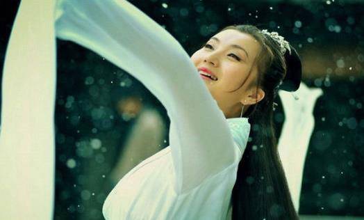 虽为贵门之女,但却从不摆架子,曾经还救济过乡里,百姓对她十分喜爱.