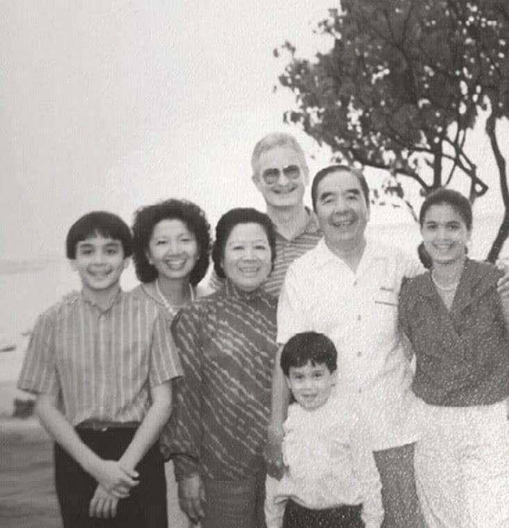 1985年包玉刚有四百亿财产,是李嘉诚的九倍,都给了四个女婿