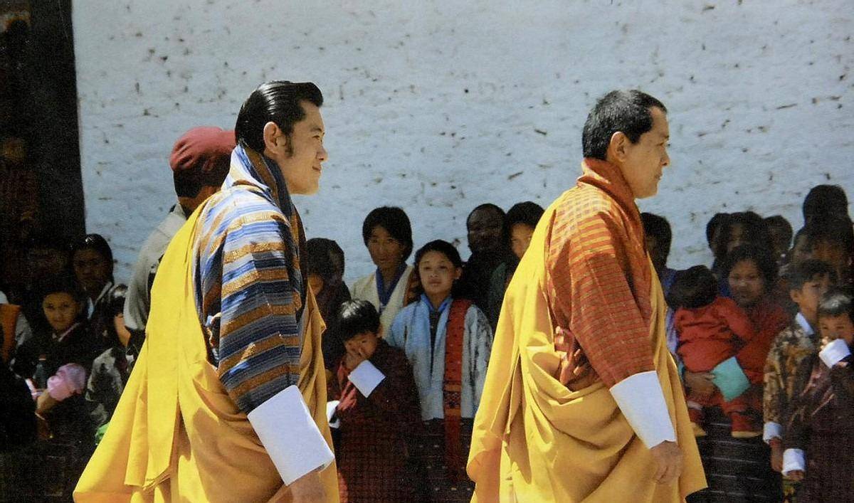 65岁不丹退休老国王,娶首相四胞胎为王后,年轻时像极了吴彦祖_吉格梅