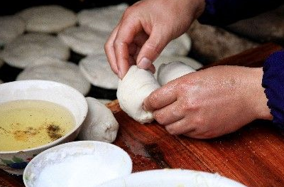 河南这种馍传承千年,男子每年搭草棚只卖一个月,日入数千元