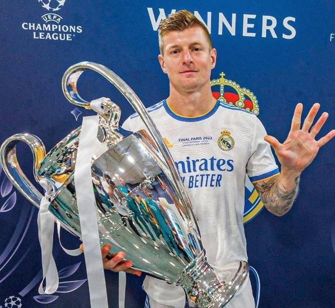 克罗斯退役,皇马心碎一地!全队致敬,安帅:他配得上金球