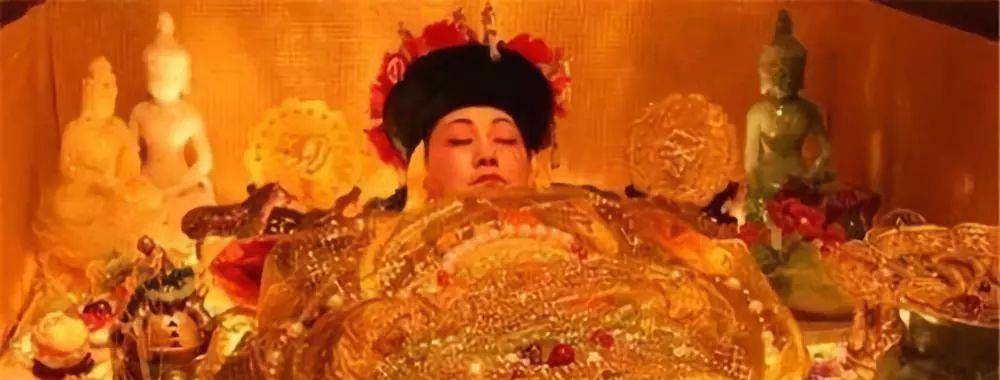 后来重殓人员进入地宫的时候,看到慈禧的脸朝下,左手搭在背上,玉体在