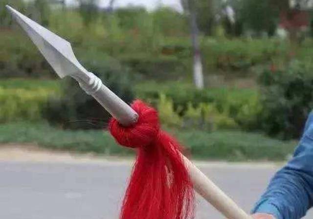 例如西楚霸王项羽,再例如赵子龙和关平,枪针对很多人而言拿在手上只有
