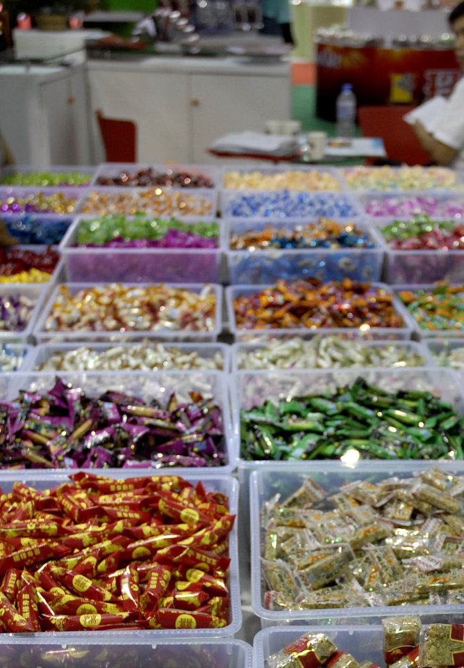 幼儿园小朋友与糖果