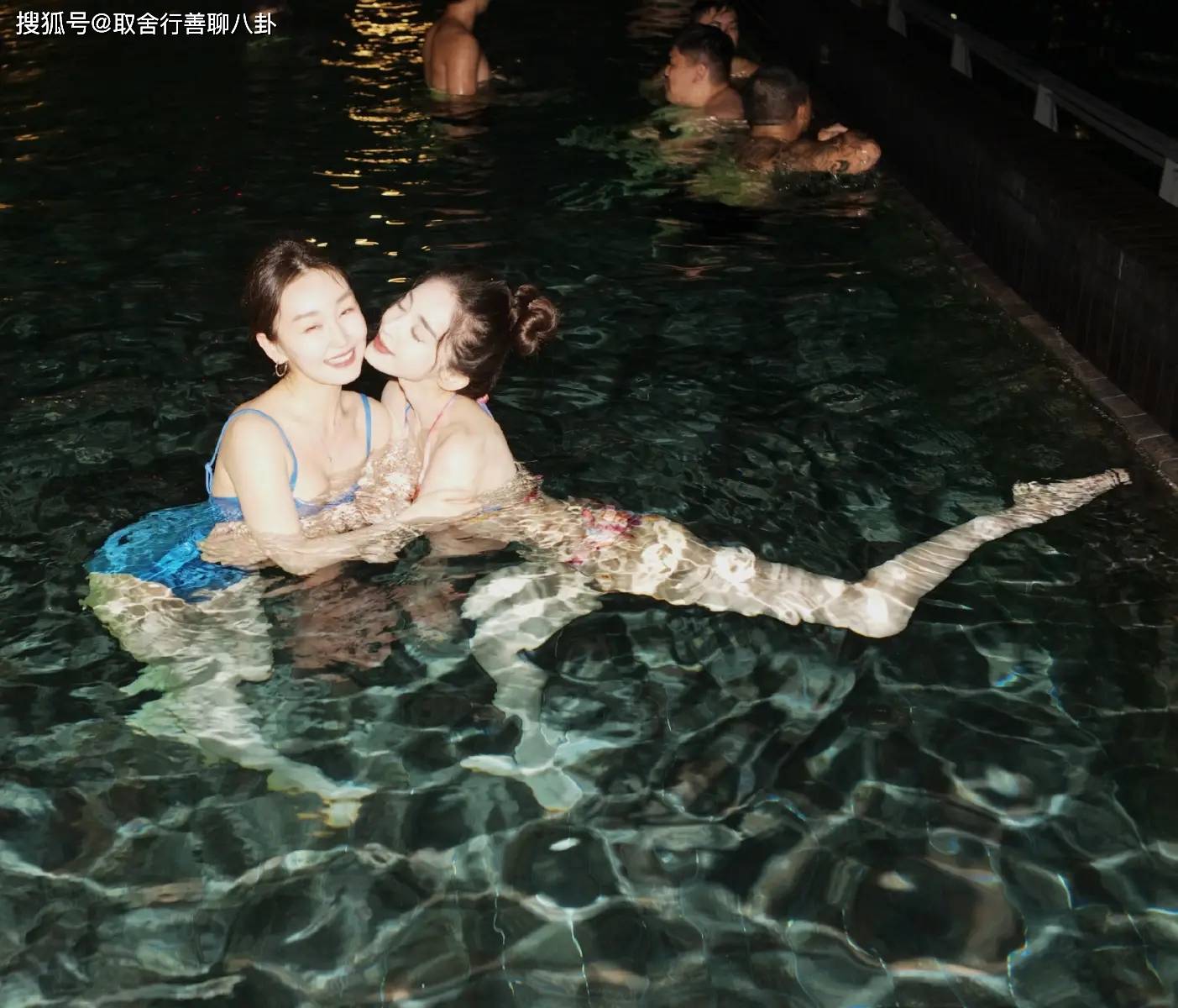 古力娜扎泳装照,身穿比基尼湿身娇嫩妩媚,水中长腿白到反光