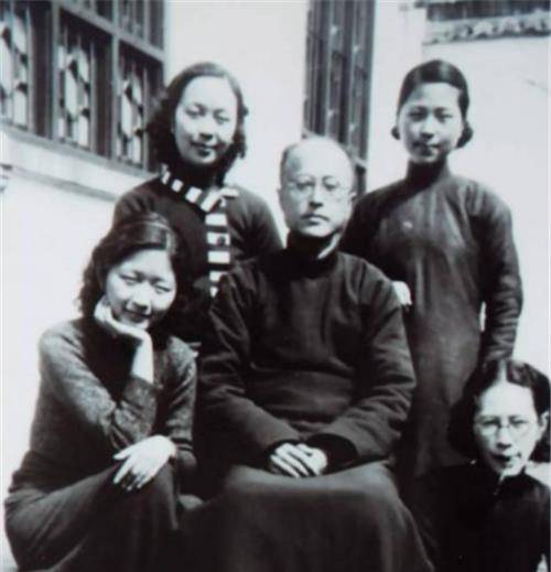 她是民国名媛,嫁妆排满十条街,怀14胎生9子,个个都是人中龙凤_陆英