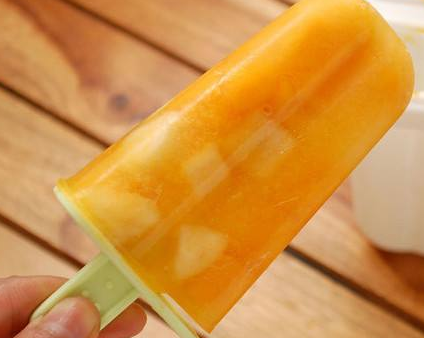 大妈在路边卖"创意冰棍",想吃只用摇一摇,顾客都抢着买