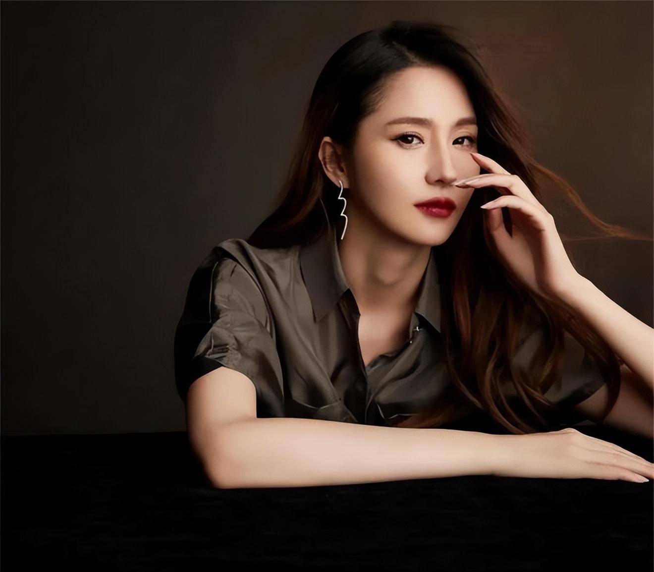 因失恋踏入 3d 三级电影,成名之途满是悔意今虽上亿身家却孤身一人