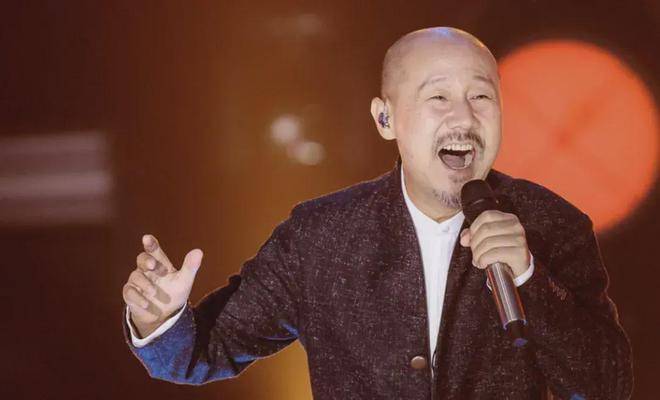 更为珍贵的是,腾格尔的唱法自成一派,很难被学习和模仿,他的真声情绪