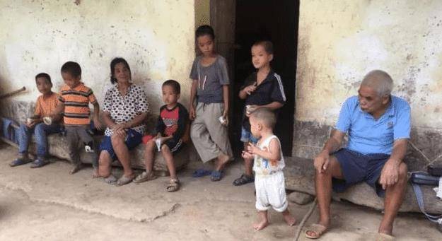 49岁男子娶19岁娇妻,21年连生15个孩子,现在全家靠"低保"度日