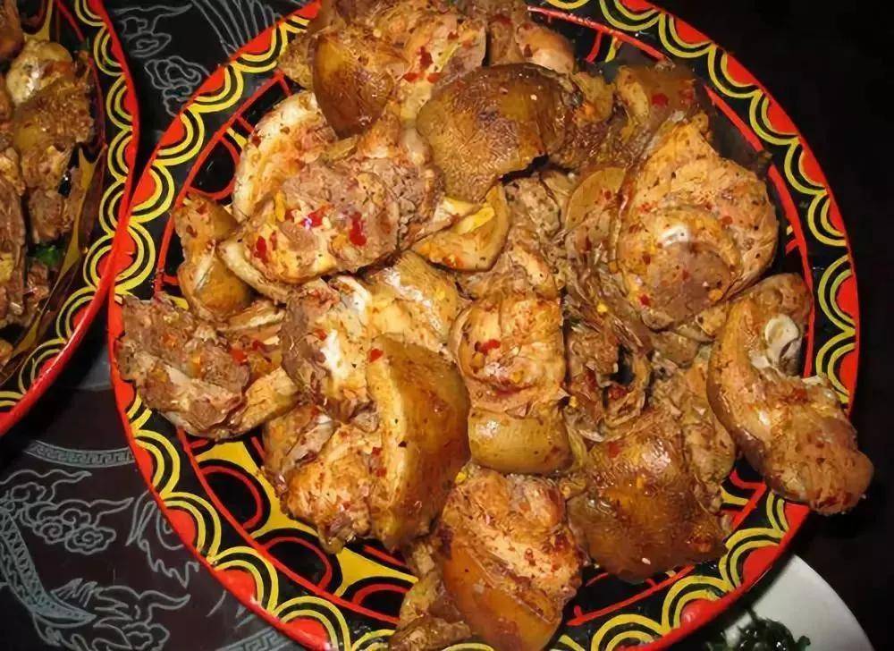 坨坨肉查尔瓦绝不是彝民族的精神和文明标识