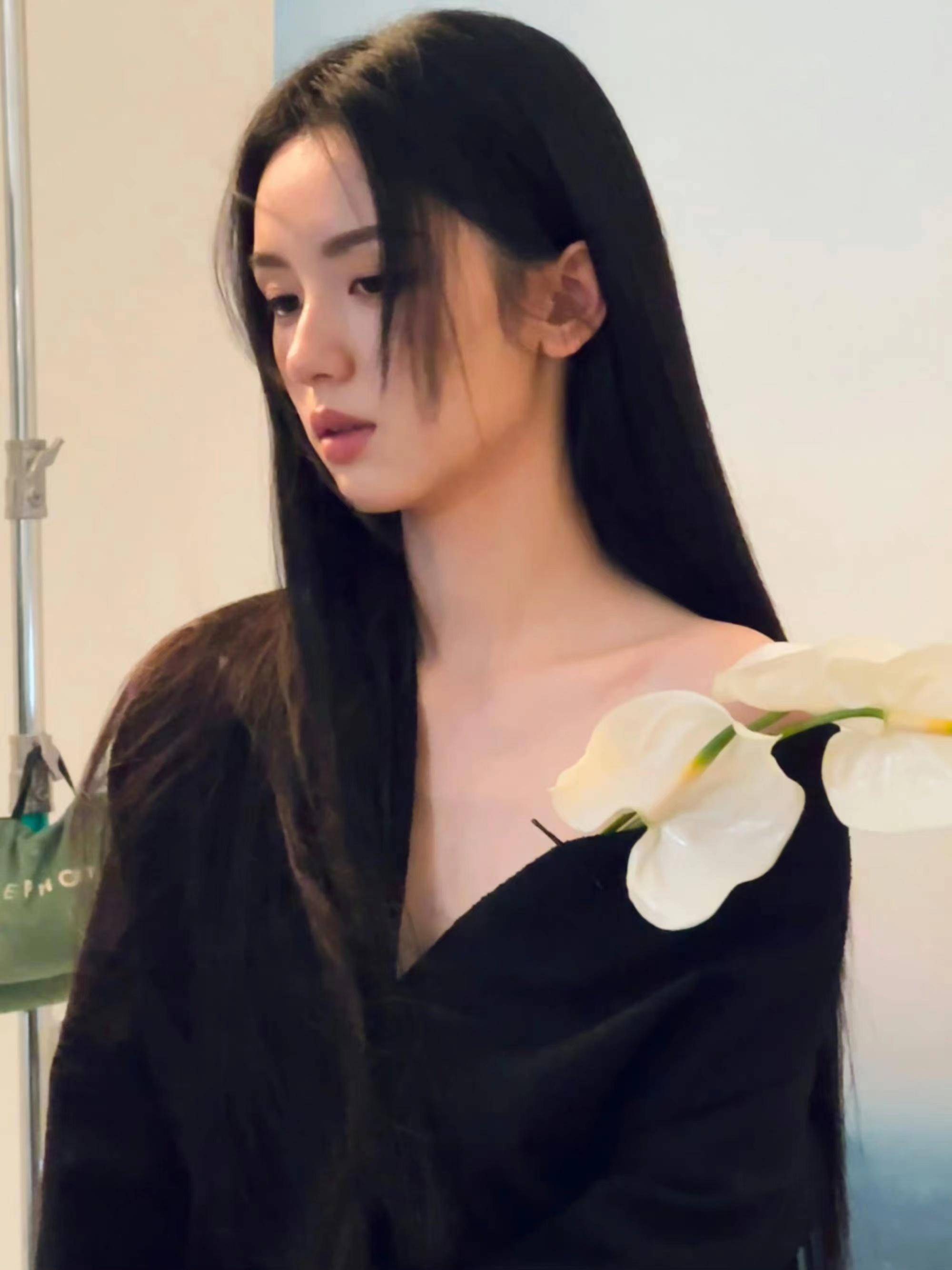 此前,李冰冰在接受杂志专访时谈到,看到周也的照片时